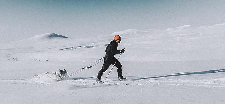 Raid à ski sur la banquise du Groenland © © VISUALSPECTRUM / Stocksy