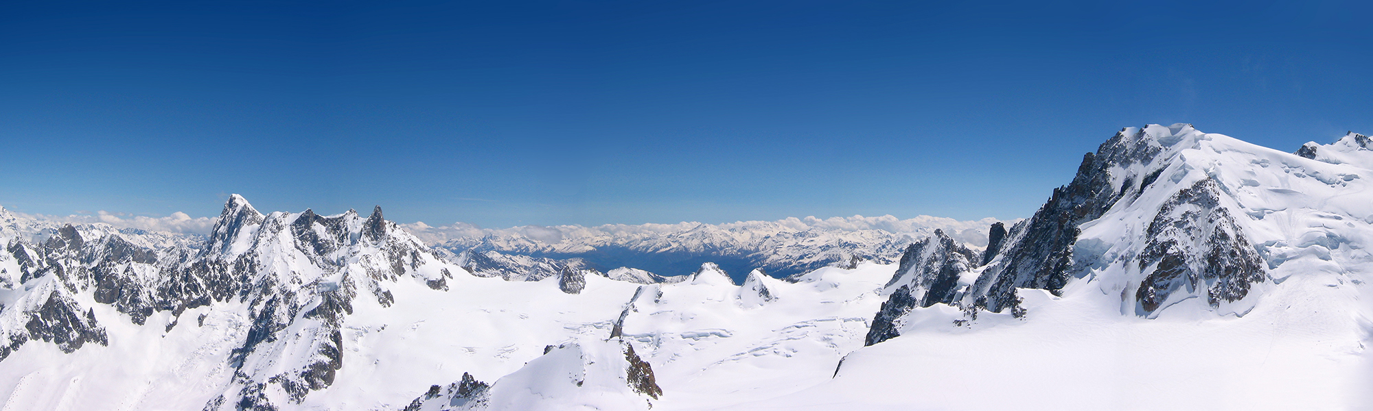 Raquette Alpes du Nord © A Bueckert - Adobe-Stock