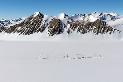 © Christopher Michel / ALE - Union Glacier et Mont Rossman - Antarctique Union Glacier et Mont Rossman - Antarctique