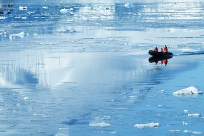 Balade en bateau pneumatique au milieu des glaces de l’Antarctique