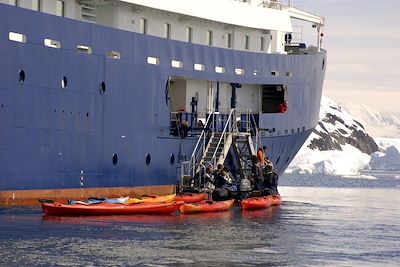 © Elke Lindner/Oceanwide Expeditions - Départ en Kayak depuis le Plancius à la découverte de la péninsule Antarctique Départ en Kayak depuis le Plancius à la découverte de la péninsule Antarctique