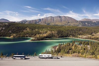 © R. Hartmier/Gouvernement du Yukon - Le lac Emerald - Klondike Highway - Yukon - Canada Le lac Emerald - Klondike Highway - Yukon - Canada
