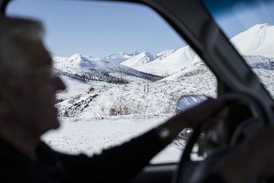 En voiture dans le Parc territorial Tombstone - Yukon - Canada