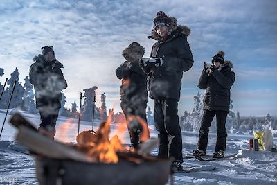 © Stéphane Michel - Pause autour du feu - Région d'Inari-Saariselkä - Laponie - Finlande Pause autour du feu - Région d'Inari-Saariselkä - Laponie - Finlande
