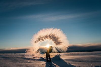 © Stéphane Michel - Lancer de neige - Laponie - Finlande Lancer de neige - Laponie - Finlande