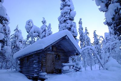 © Benjamin Delforge - Cabane de trappeur dans la forêt - Finlande Cabane de trappeur dans la forêt - Finlande