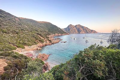 © Guillaume Folliot de Fierville - Lumière du soir dans la baie de Girolata - Corse - France Lumière du soir dans la baie de Girolata - Corse - France