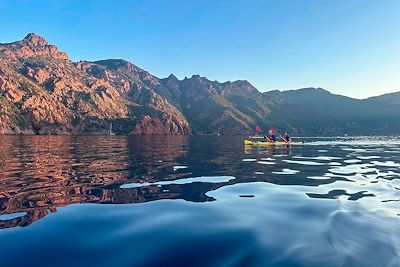 © Guillaume Folliot de Fierville - Kayak dans la réserve naturelle de Scandola - Corse - France Kayak dans la réserve naturelle de Scandola - Corse - France