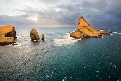 Le rocher de Drangarnir entre les îles Tindholmur et Vagar - Iles Féroé