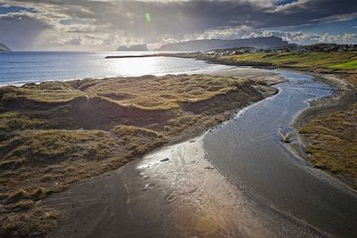 © Morten Abrahamsen / Visit Faroe Islands - Plage près du village de Sandur sur l'île Sandoy - Iles Féroé Plage près du village de Sandur sur l'île Sandoy - Iles Féroé