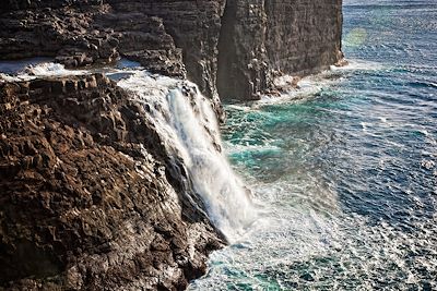 La cascade de Bosdalafossur sur l'île de Vagar - Iles Féroé