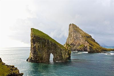 Le rocher de Drangarnir entre les îles Tindholmur et Vagar - Iles Féroé