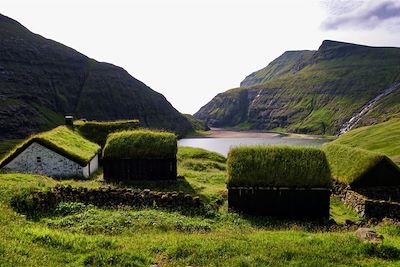 Les quelques maisons du village de Saksun sur l'île Streymoy - Iles Féroé