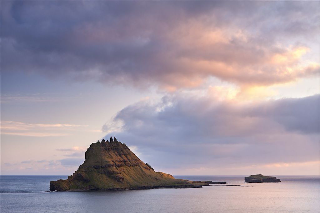 Image Découverte des Falaises Gigantesques - Voyage à travers l'Archipel des Îles Féroé Exploration des Fj
