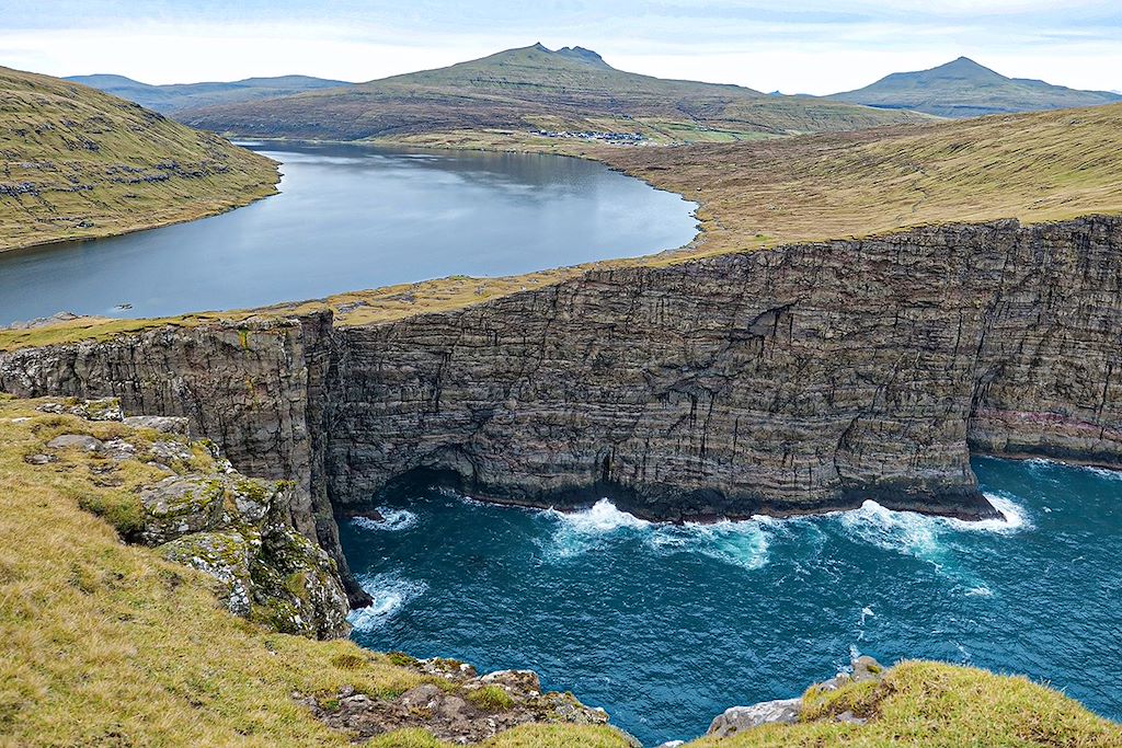 Image Découverte des Falaises Gigantesques - Voyage à travers l'Archipel des Îles Féroé Exploration des Fj