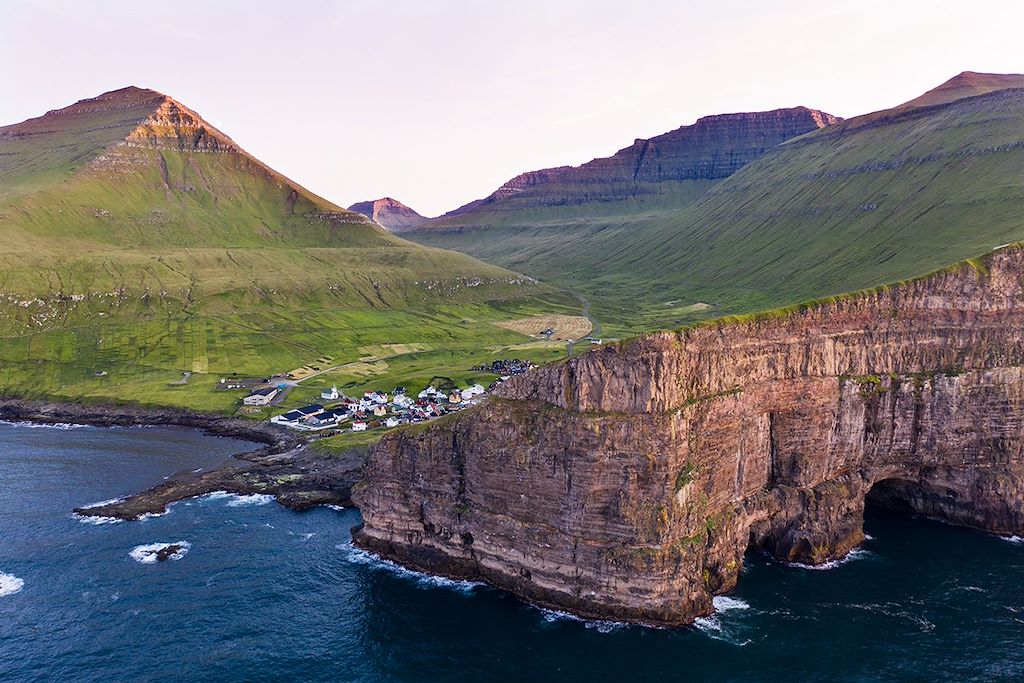 Image Découverte des Falaises Gigantesques - Voyage à travers l'Archipel des Îles Féroé Exploration des Fj