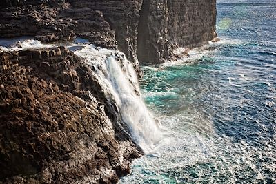 La cascade de Bosdalafossur sur l'île de Vagar - Iles Féroé
