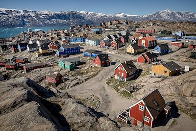 © Mads Pihl - Visit Greenland - Maisons colorées à Uummannaq - Groenland Maisons colorées à Uummannaq - Groenland