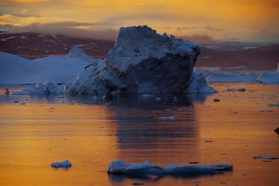 Coucher de soleil sur les icebergs du Fjord Sermilik - Groenland