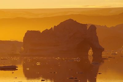Coucher de soleil sur les icebergs du Fjord Sermilik - Groenland