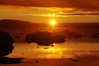 © Annick Terrier - Coucher de soleil sur les icebergs du Fjord Sermilik - Groenland Coucher de soleil sur les icebergs du Fjord Sermilik - Groenland