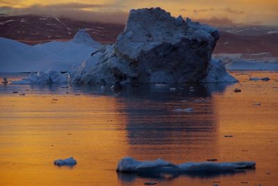 © Annick Terrier - Coucher de soleil sur les icebergs du Fjord Sermilik - Groenland Coucher de soleil sur les icebergs du Fjord Sermilik - Groenland