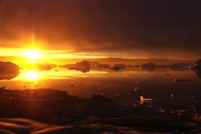 Coucher de soleil sur les icebergs du Fjord Sermilik - Groenland