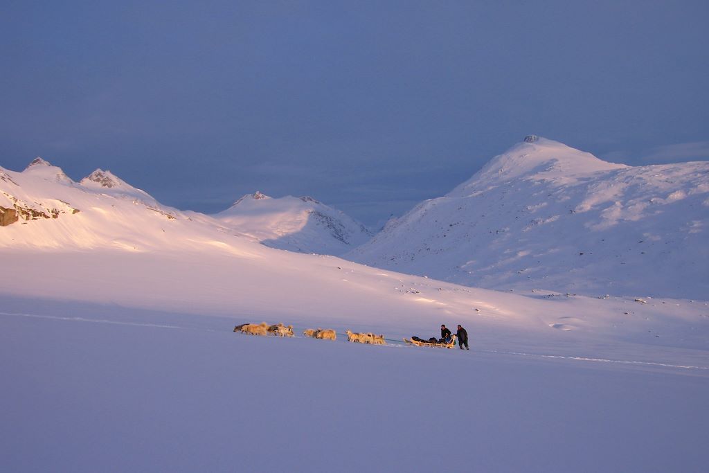 En traîneau à chiens avec les Inuit