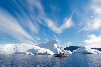 En kayak, des fjords à la calotte polaire