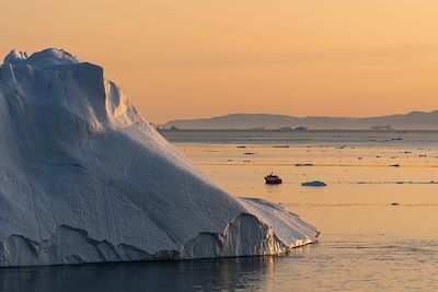 Iceberg et bateau - Baie de Disko - Groenland