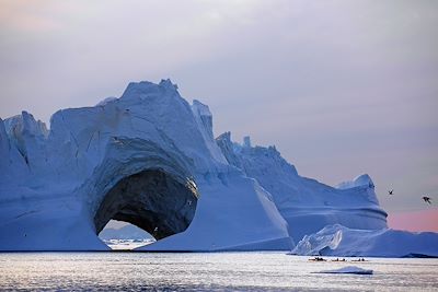 © Reinhard Pantke/VisitGreenland - Kayak dans le fjord d'Ilulissat - Groenland Kayak dans le fjord d'Ilulissat - Groenland