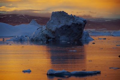 Coucher de soleil sur les icebergs du Fjord Sermilik - Groenland