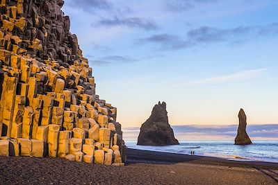 Côte basaltique et formations rocheuses sur la plage de Reynisfjara - Vik - ISlande