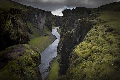 © Michel Candoni - Le canyon Fjaðrárglúfur - Région du Suðurland - Islande Le canyon Fjaðrárglúfur - Région du Suðurland - Islande