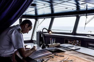 Capitaine préparant la navigation en mer 