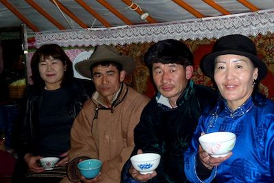 Mongols dans une yourte - Mongolie