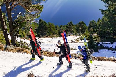 Portage des skis au-dessus du Geirangerfjord - Norvège