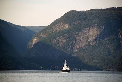 Ferry près de Utne (Hardanger) - Norvège