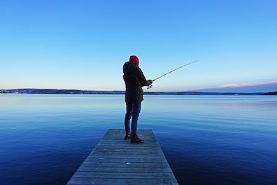 © VISITOSLO/Tord Baklund/Vistinorway - Pécheur dans le fjord d'Oslo- Norvège Pécheur dans le fjord d'Oslo- Norvège