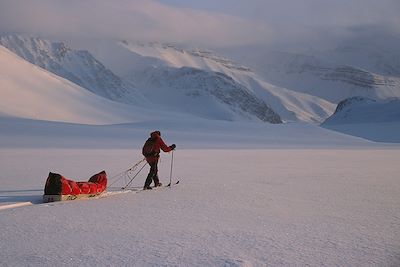 © Minden / hemis.fr - Ski de randonnée, Spitzberg, Svalbard - Norvège Ski de randonnée, Spitzberg, Svalbard - Norvège