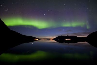 © Gaute Bruvik - Fjord - Îles Lofoten - Norvège Fjord - Îles Lofoten - Norvège