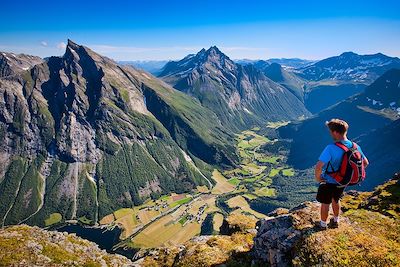 Mont  Stålberget vers Slogen dans le fjord Norang - Norvège