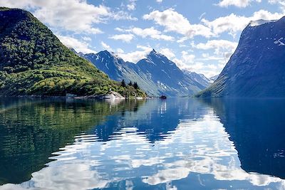 © Edwige Carron - Hjorungfjord - Traversée en bateau - Norvège Hjorungfjord - Traversée en bateau - Norvège