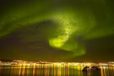 © Baard Loeken/OT Nord Norge - Aurore Boréale sur Tromso - Norvège Aurore Boréale sur Tromso - Norvège