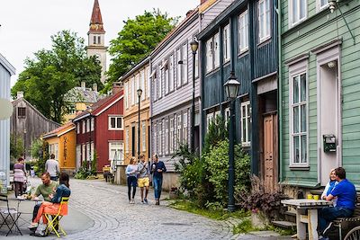 © CH - VisitNorway - Terrasse dans une ruelle de Trondheim - Norvège Terrasse dans une ruelle de Trondheim - Norvège