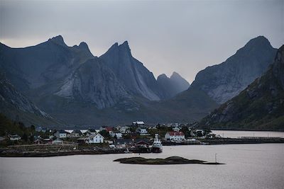 Village le long du Reinefjord - Lofoten - Norvège