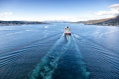 © Max GALLI/LAIF-REA - L'Express Côtier au départ de Tromso - Norvège L'Express Côtier au départ de Tromso - Norvège