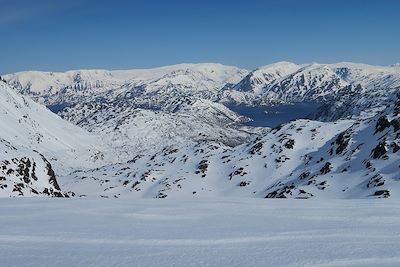 Montagnes recouvertes de neige dans le nord de la Norvège