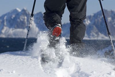 © Terje Rakke/Nordic Life/www.nordnorge.com - Randonnée à raquettes dans les Lofoten - Norvège Randonnée à raquettes dans les Lofoten - Norvège