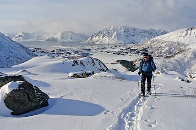 © Kristian Nashoug/www.lofoten.info - Raquettes à Småtindan - Îles Lofoten - Norvège Raquettes à Småtindan - Îles Lofoten - Norvège